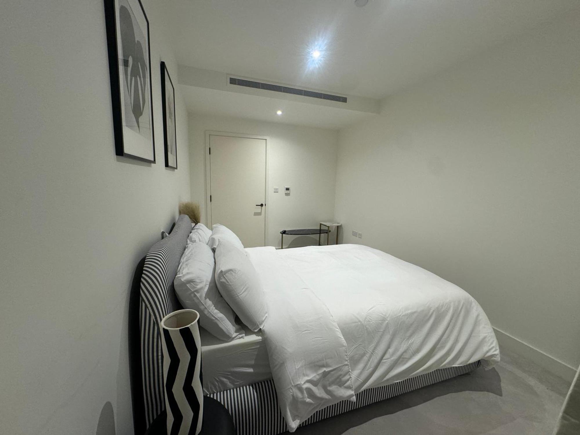 Waterside Near O2 Royal Dock With Parking And Ac Londra