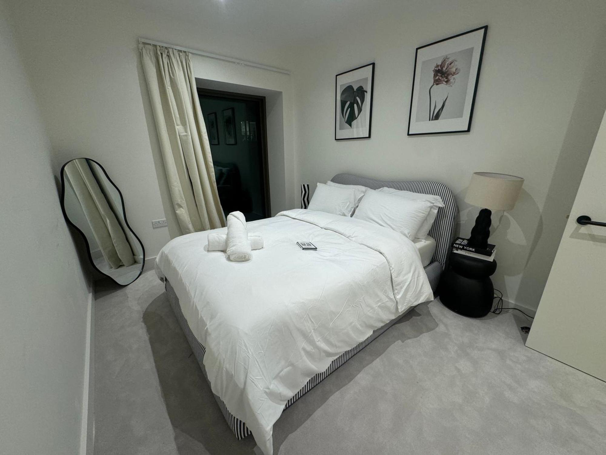 Waterside Near O2 Royal Dock With Parking And Ac Londra