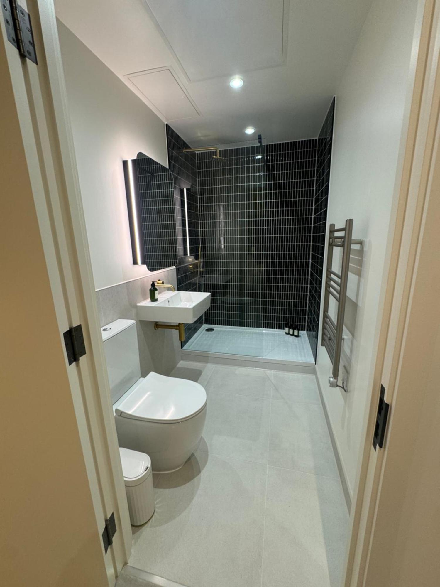 Waterside Near O2 Royal Dock With Parking And Ac * Londra