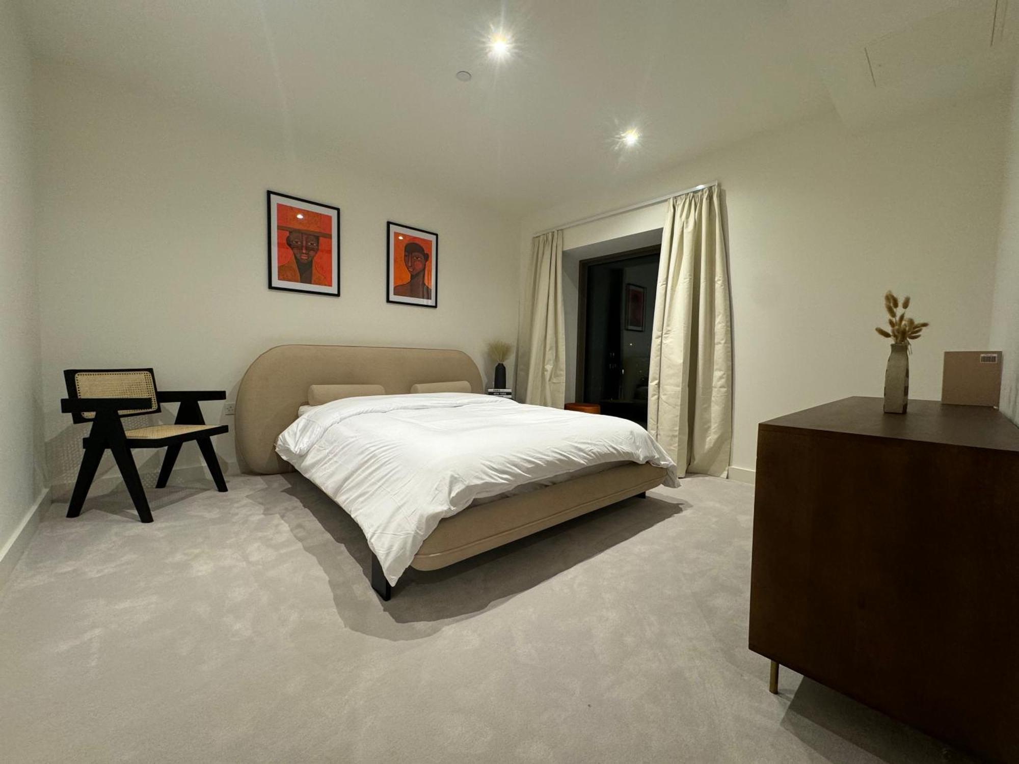 Waterside Near O2 Royal Dock With Parking And Ac