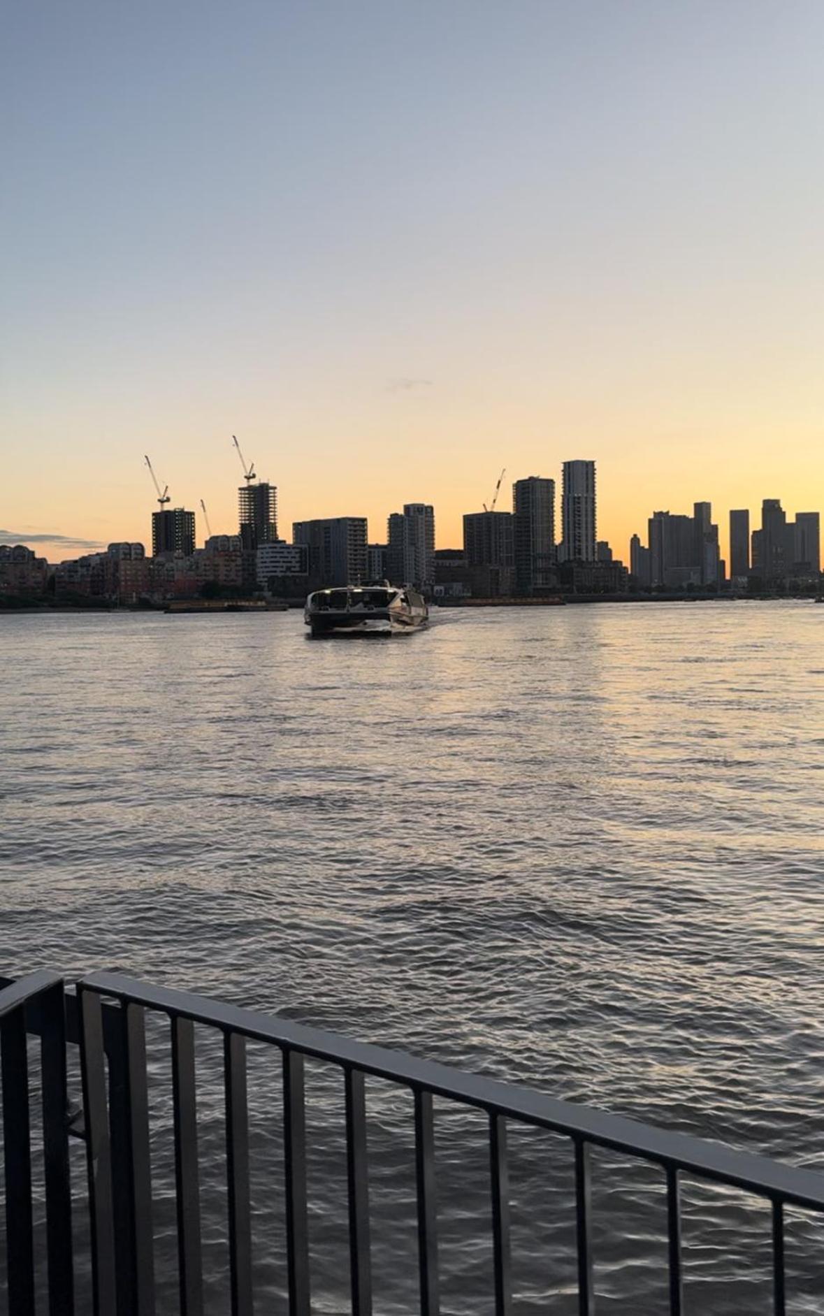 Waterside Near O2 Royal Dock With Parking And Ac Appartamento